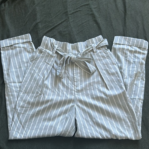 Cute loose scrunched waist dress pants. - Picture 2 of 2